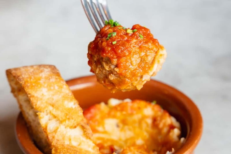 Palma de Mallorca: Gourmet Tapas and Wine Tour - Plaça de la Reina and the walk toward Maura