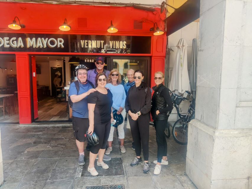 Palma de Mallorca: Guided Bicycle Tour with Tapas & a Drink - Entering the medieval center