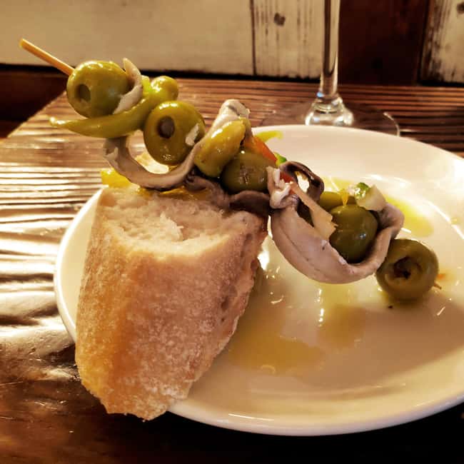 Pamplona: Pintxos Tasting Tour with Local Guide - Crowds, Seating, and Walking Pace