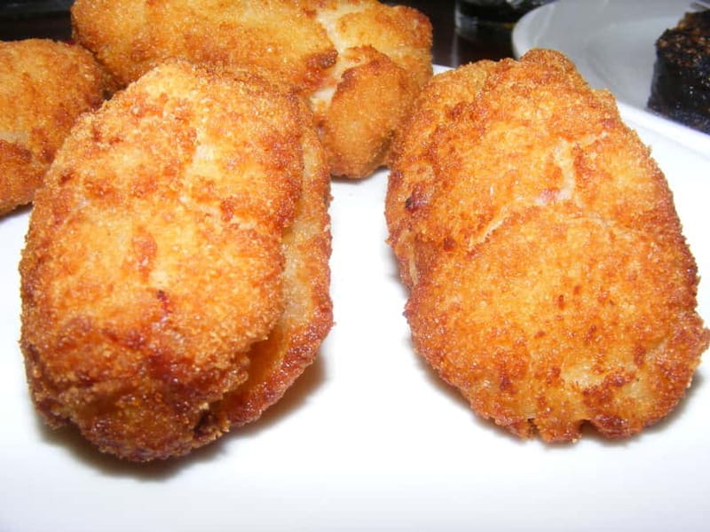 Personalised Traditional Madrid Night Tapas and Drinks Tour - The first bar: a guaranteed start with three tastings