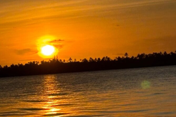 Polynesian atmosphere in Bora Bora Lagoon, Tapas and Cocktail - Why a Bora Bora sunset cruise works so well