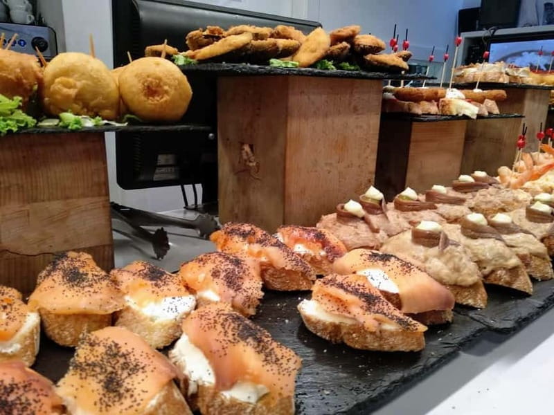 Premium Evening Pintxos Tour in San Sebastian’s Old Town - Five drinks, from cider to wine