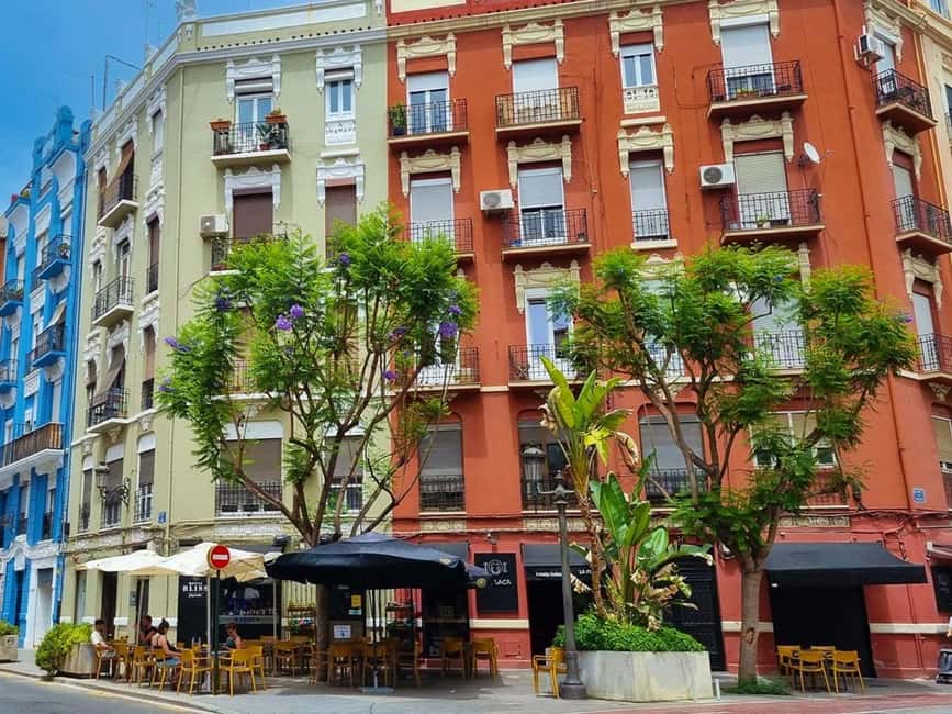 Ruzafa Food & Wine Tour: Tapas, Drinks & Local Secrets - How the drinks shape the evening