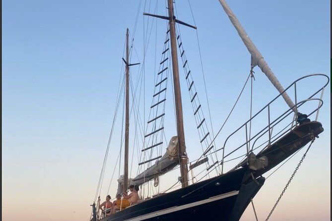Sail tour tapas day charter boat trip private sailing pirate - Anchoring in clear water