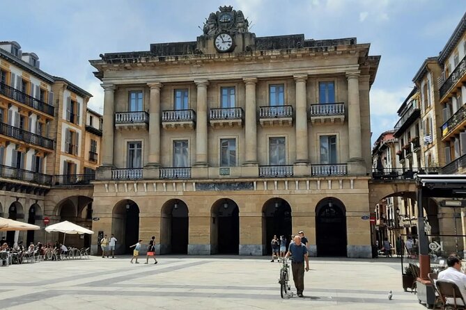 San Sebastián city tour and pintxos lunch from Pamplona - Belle Époque buildings along the Urumea