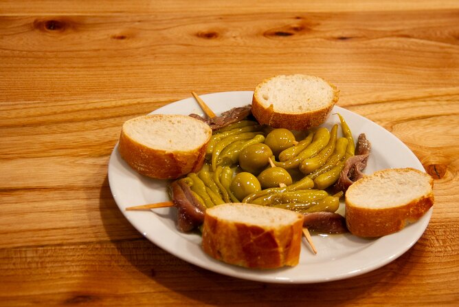 San Sebastian Food & Pintxos Tour with 12 Food & Drinks Tastings - What the guides add to the experience