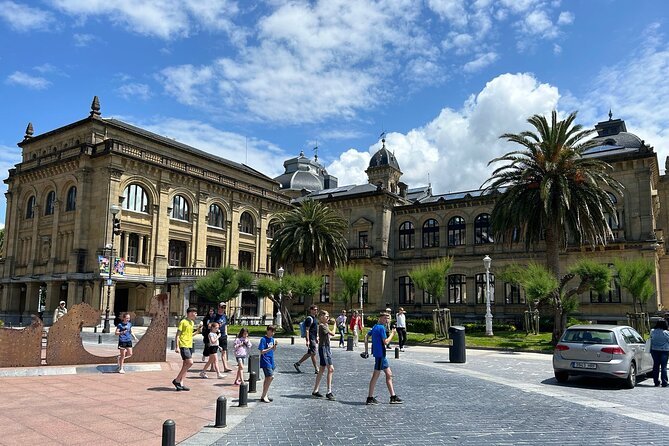 San Sebastian Food Tour: Pintxos, Drinks, and Tapas with a Local - Konstituzio Plaza and the Spanish ham stop