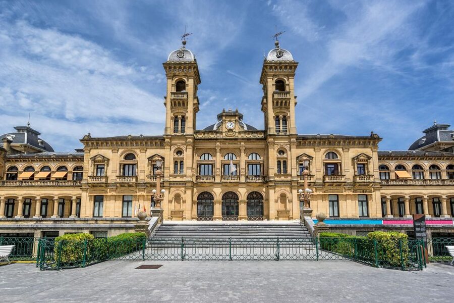 San Sebastian: Historical Walking Tour with Pintxo and Drink - Crossing San Sebastián by its bridges