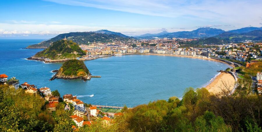 San Sebastian: Historical Walking Tour with Pintxo and Drink - The Boulevard leads into the Old Town