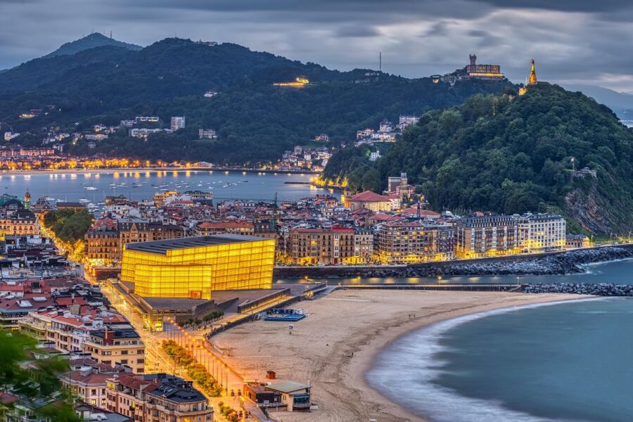 San Sebastian: Historical Walking Tour with Pintxo and Drink - Plaza de la Constitución opens the Old Town story