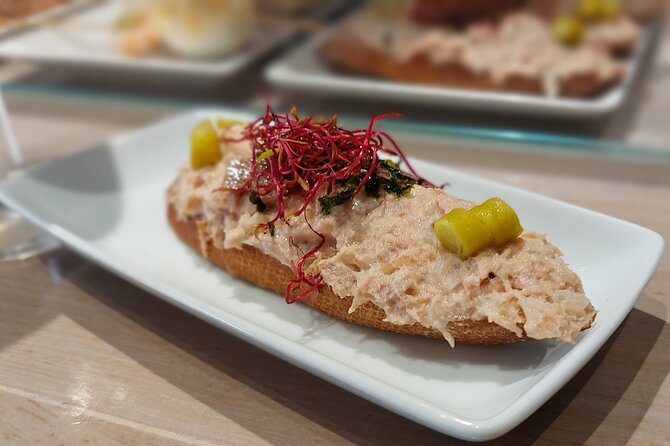 San Sebastián Pintxos Tour: Delicious Food, Drinks & Ambience - What the guide adds to the evening