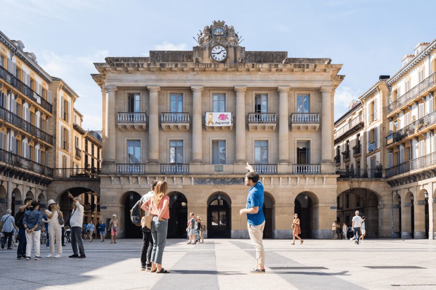 San Sebastian: Walking Tour with Pintxo and Drink - The pintxo and drink at the end