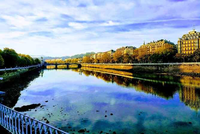 San Sebastian walking tour with pintxo and drink option - The pintxo and drink: a small taste with useful local context