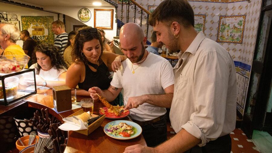 Sevilla: Tapas Walking Tour with Flamenco Show in Triana - The opening walk through Triana