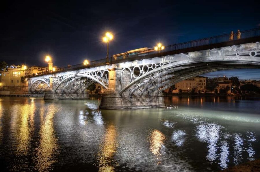 Seville Essentials: Landmarks & Tapas (2.5h + 1.5h) - Santa Cruz and the old Jewish Quarter