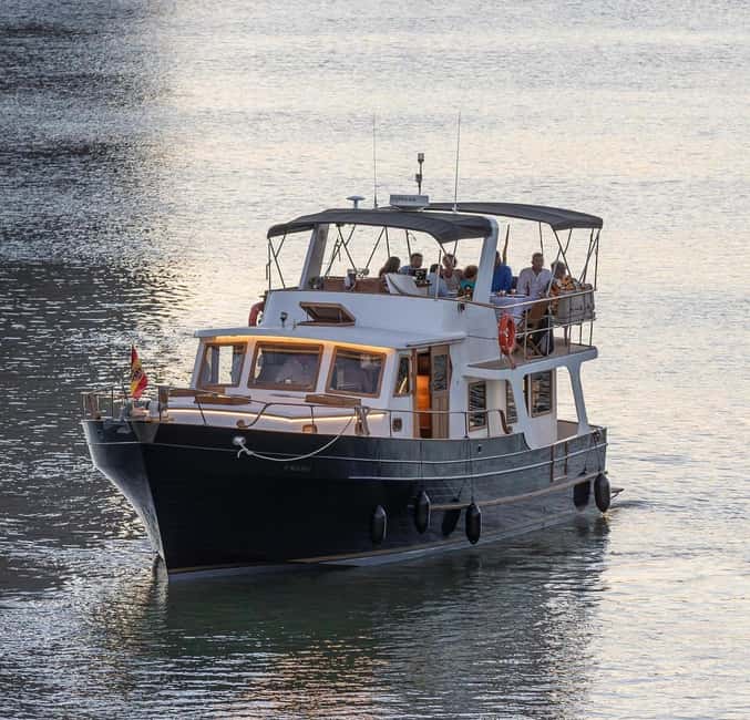 Seville: Flamenco life music Yacht Cruise, Tapas & Drinks - Tapas that make this more than a drinks cruise