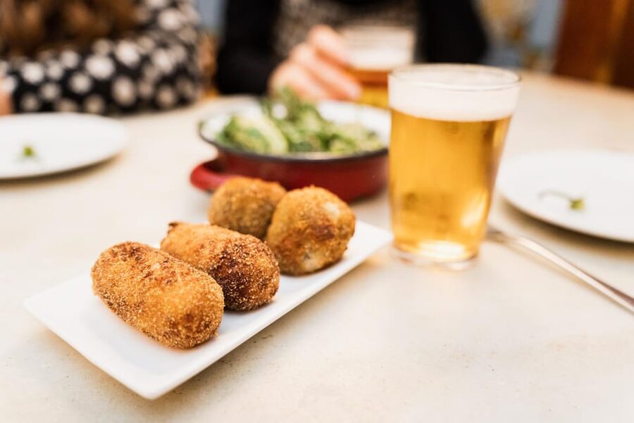 Seville Food Tour with Tapas & Drinks with a Local - Walking through the Casco Antiguo