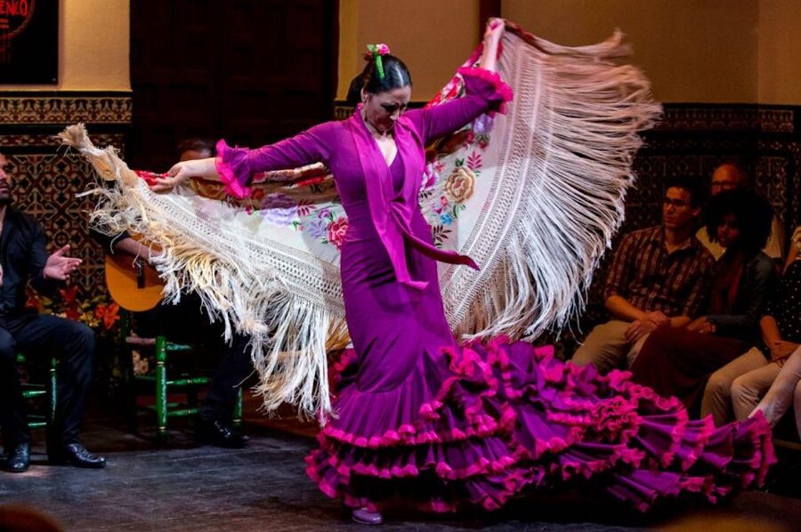 Seville: Half-Day Flamenco & Tapas Night - Meeting at Altozano and entering Triana