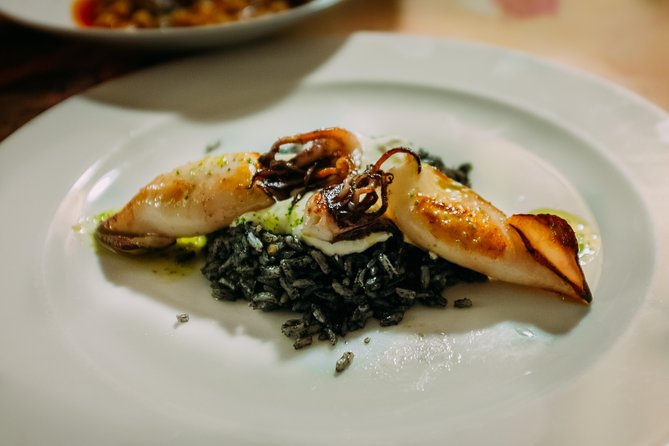 Seville Off the Beaten Path Tapas and Market Tour - The evening atmosphere and guide style