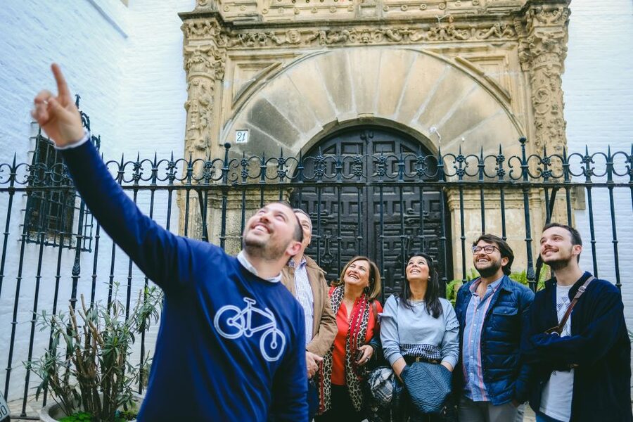 Seville: Small Group Jewish Quarter Tour with Tapas & Drinks - Santa Cruz Square and Murillo Gardens