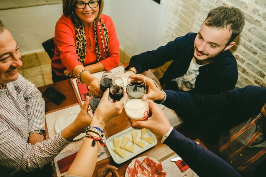 Seville: Small Group Jewish Quarter Tour with Tapas & Drinks - The final lanes before dinner