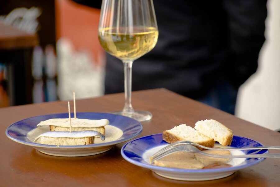 Seville: Tapas Crawl - First stop: wine and tapas for 35 minutes