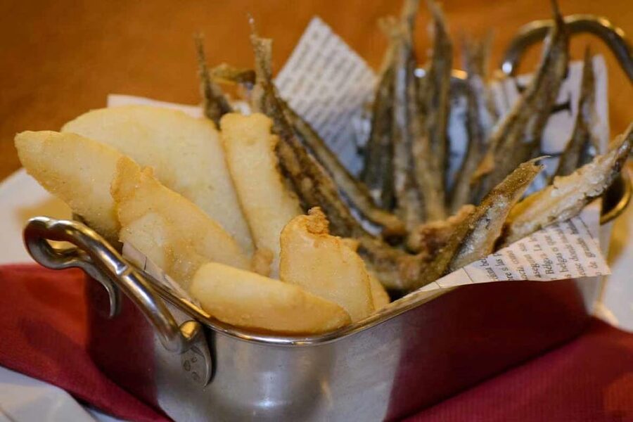 Seville: Tapas Dinner and Flamenco Show - The 20-meter walk to the flamenco tablao