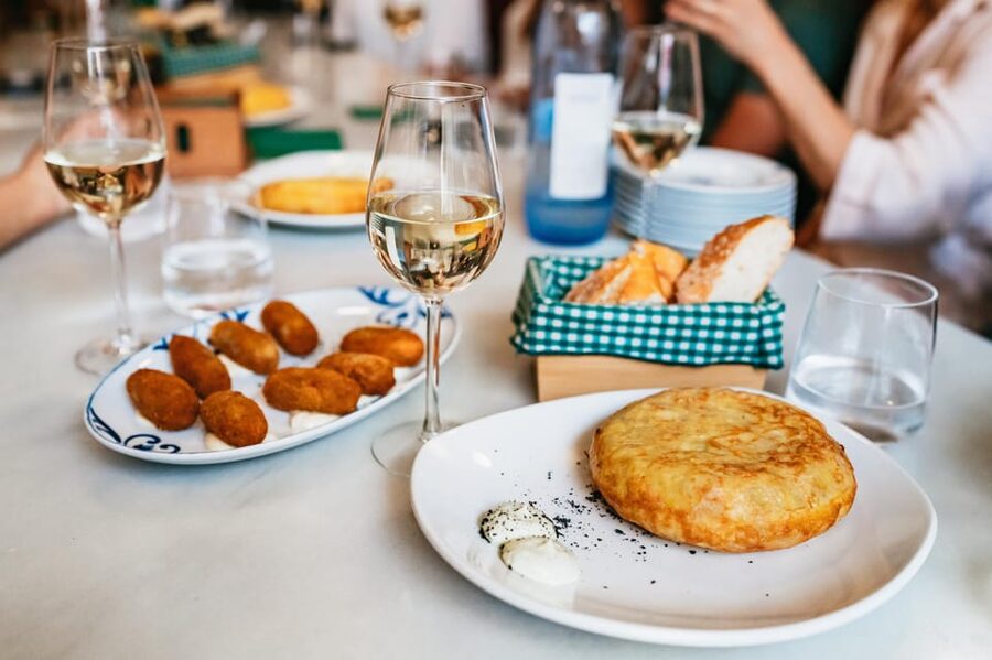 Seville: Tapas, Taverns and History Guided Walking Tour - Bodeguita Antonio Romero Arfe turns samples into dinner