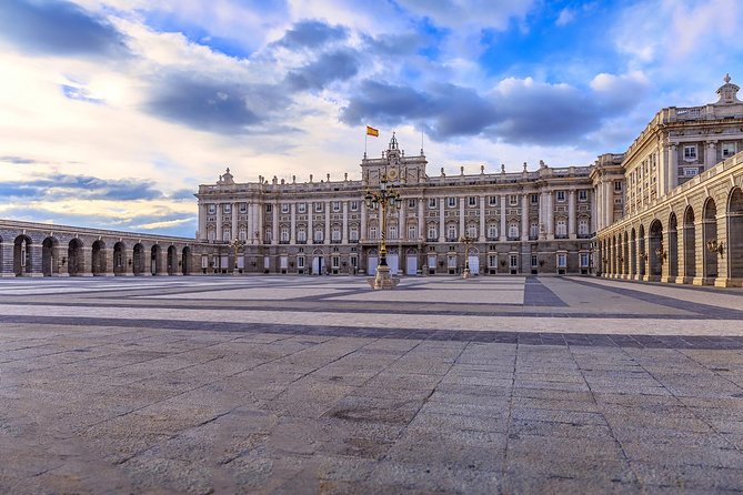 Skip-the-line Madrid Royal Palace with tapas tasting & Retiro Park - Starting at Puerta de Alcalá and Retiro Park