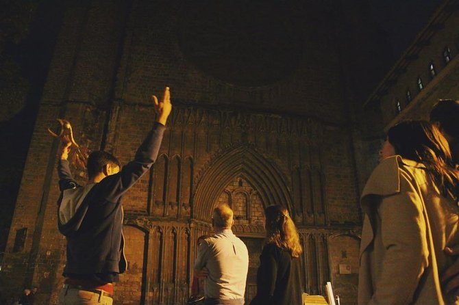 Tapas and Wine Walking Tour in Barcelona - Starting at Plaça de Catalunya and entering the Gothic Quarter