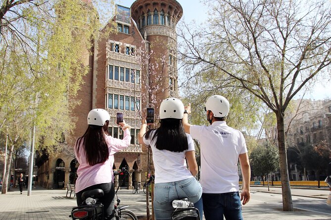 Tapas Tasting Bike/E-Bike Tour in Barcelona - Starting beneath the Arc de Triomf