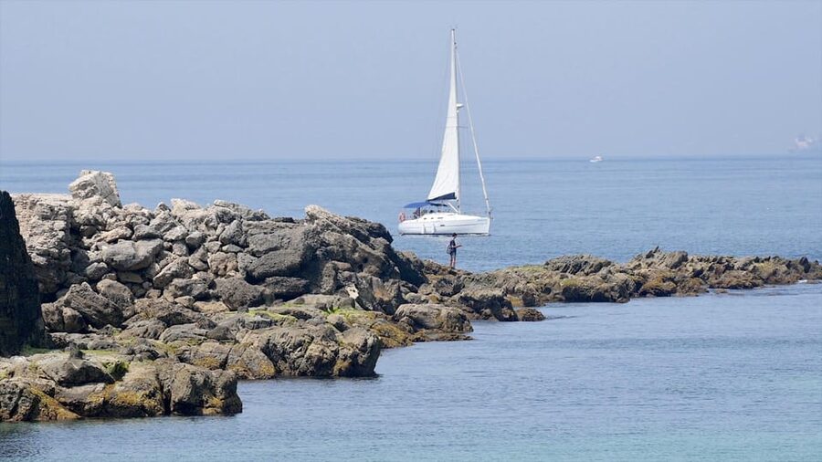 Tarifa: Sailboat Tour, Snorkelling, Tapas & Drinks - A small boat makes the sailing more personal