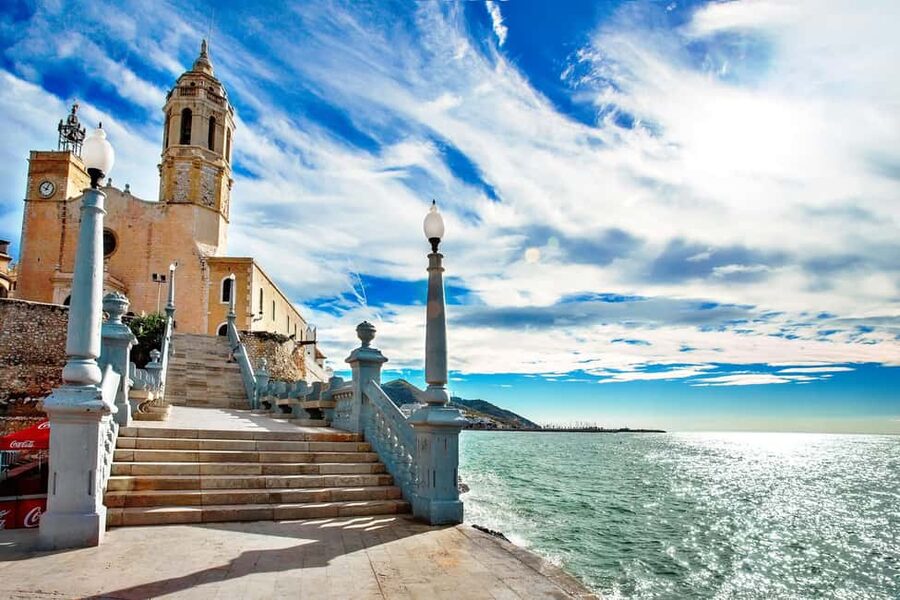 Tour in Sitges ( Bcn): Cultural diversity, tapas and beach - Key points before you book