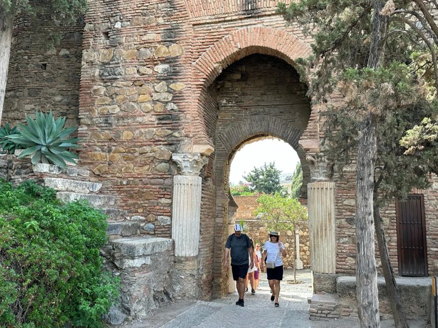 Ultimate Malaga: History and Tapas All Included - Tapas stop one: food, wine, and ordering lessons