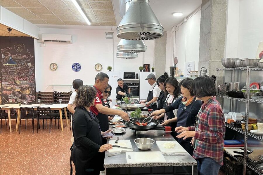 Valencia: Evening Guided Paella Workshop, Tapas, and Drinks - The paella lesson is more than stirring a pan