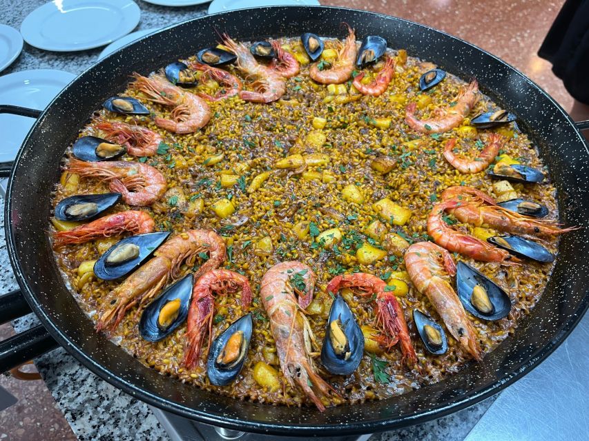 Valencia: Evening Guided Paella Workshop, Tapas, and Drinks - The seafood version and salmorreta