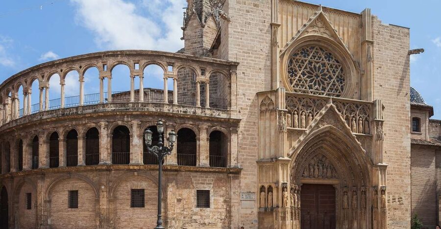 Valencia: Guided City Walking Tour with Tapas Tastings - Starting beside the fountain in Plaça de la Verge