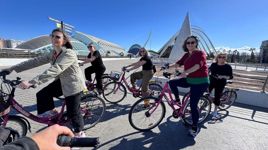 Valencia: Guided Private Bike Tour with Tapas and Drinks - Why a bike is a smart way to see Valencia