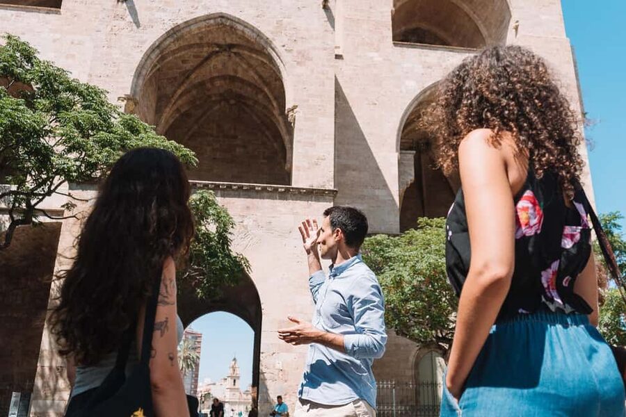 Valencia: Tapas and Drinks Evening Tour - The seafood and dietary warning