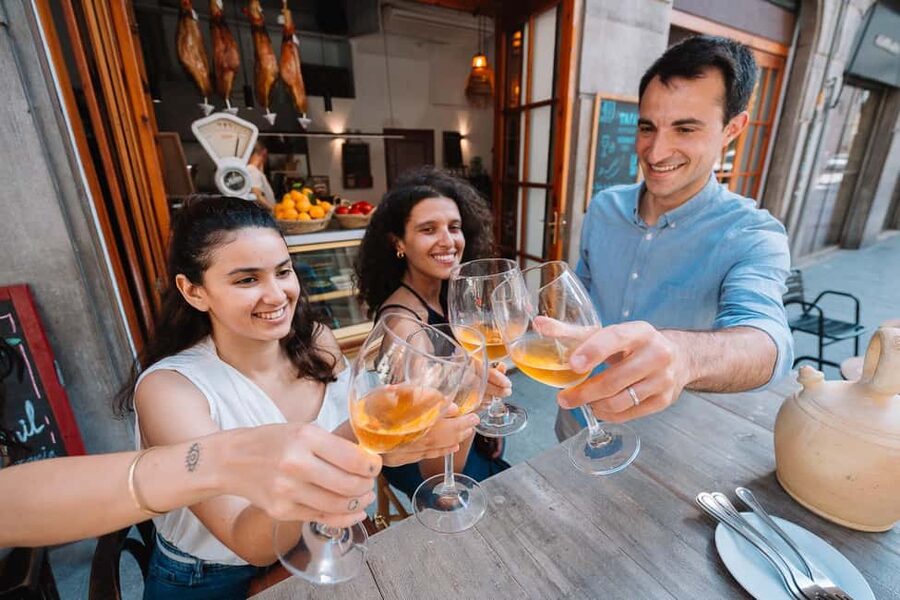 Valencia: Tapas and Drinks Evening Tour - Stop one: a gentle introduction to shared tapas