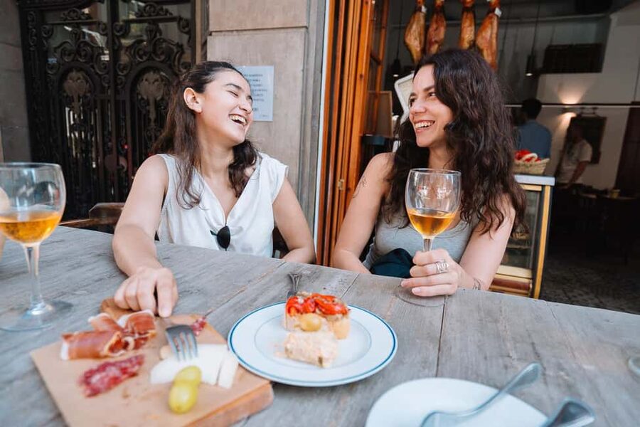Valencia: Tapas and Drinks Evening Tour - What the guides add to the evening